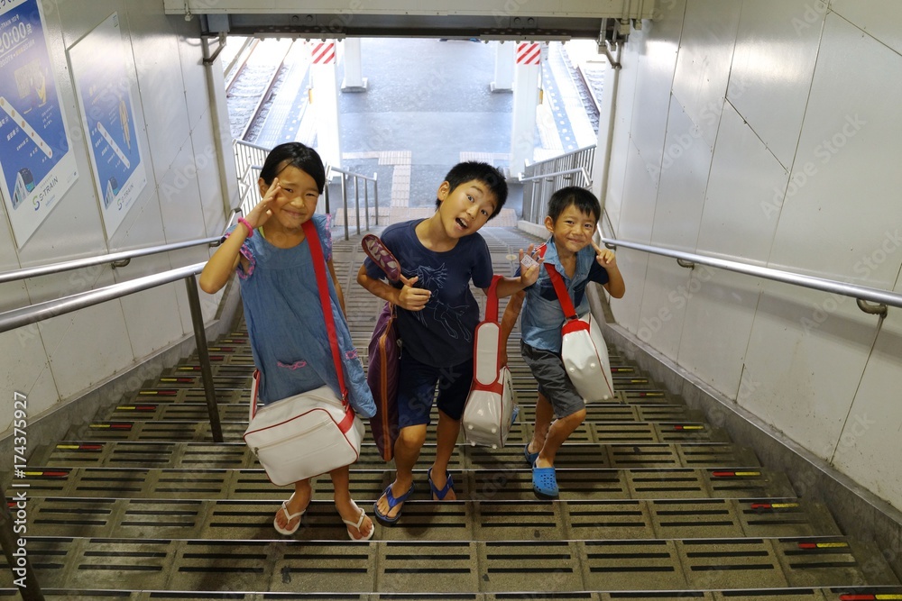 電車の旅 子供達 小学生 夏休み トリオ 三人兄弟 家族 楽しい 嬉しい 少年少女 Stock Foto Adobe Stock 電車の旅 子供達 小学生 夏休み トリオ 三人兄弟 家族 楽しい 嬉しい 少年少女 Stock Foto Adobe Stock