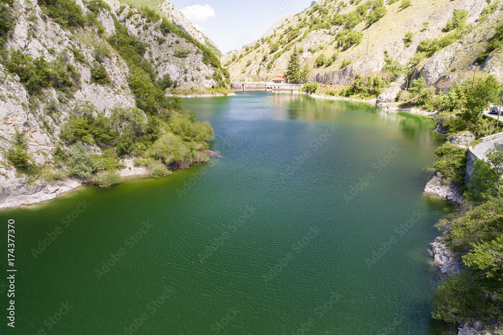 Vista aerea del lago di scanno in Abruzzo. Acqua azzurra tra boschi verdi e rigogliosi