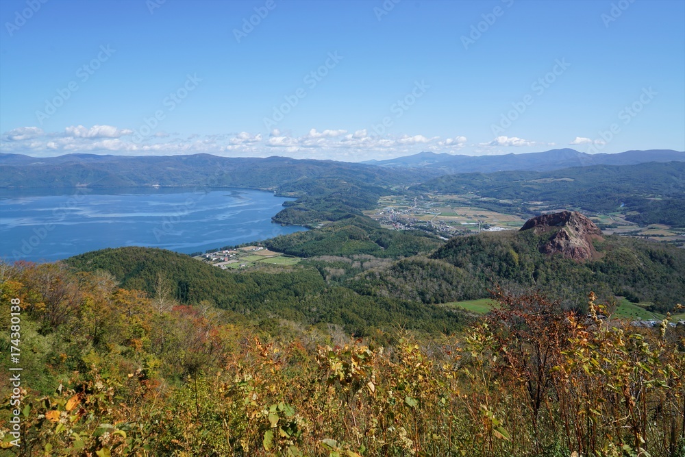 北海道の有珠山頂から見た昭和新山と洞爺湖