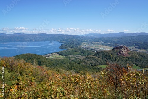 北海道の有珠山頂から見た昭和新山と洞爺湖