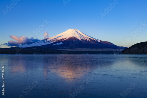 夜明けの富士山、山梨県山中湖にて