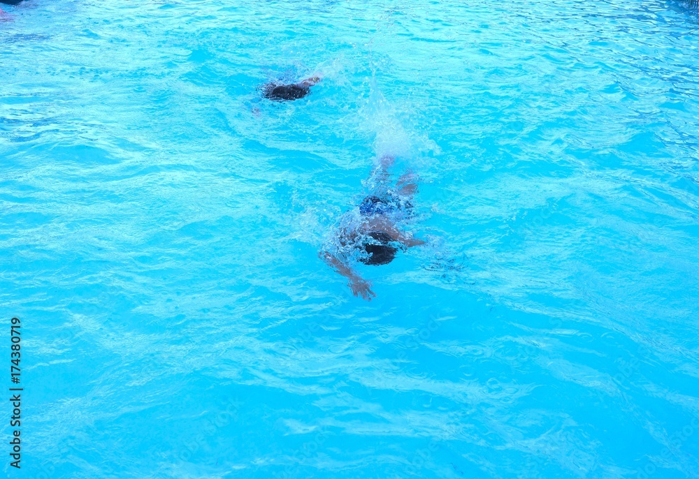 プール　水泳　泳ぐ　練習　水中眼鏡　少年　小学生