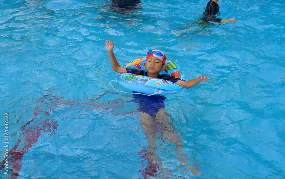 プールで遊ぶ子ども 少年 浮き輪 水中眼鏡 楽しい 泳ぐ 喜び 夏 夏休み Stock Photo Adobe Stock