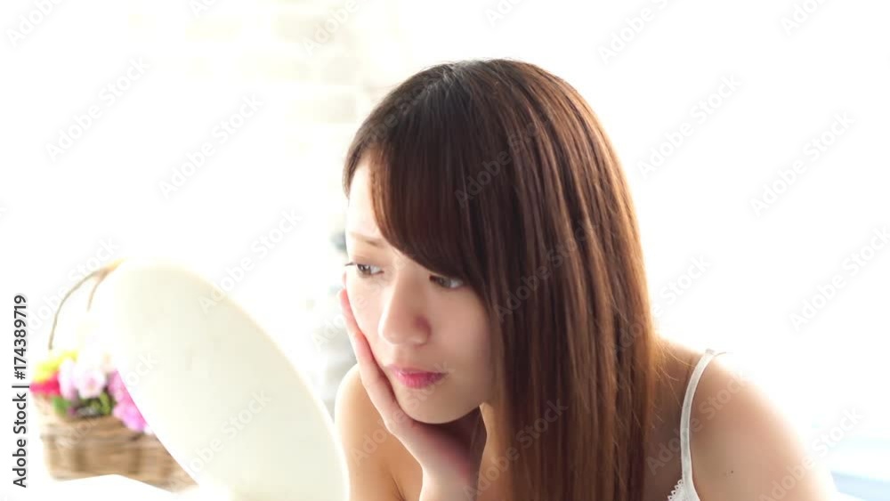 ビューティコンセプト　鏡を見る女性　明るい表情から　にきび　肌荒れ発見　暗くなるイメージ