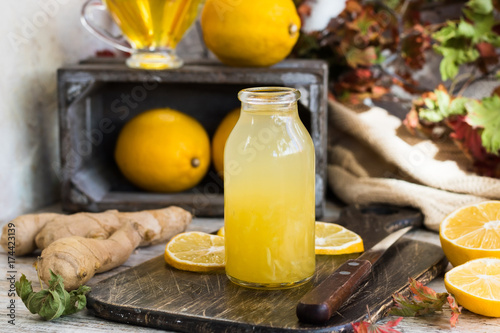 фотографія Home remedy for colds from lemon, honey and ginger