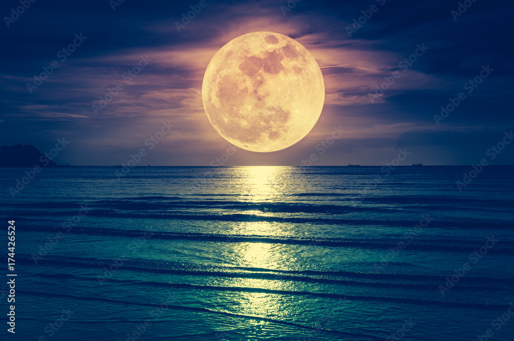 Naklejka premium Super Księżyc. Kolorowe niebo z chmurą i jasny księżyc w pełni nad seascape.