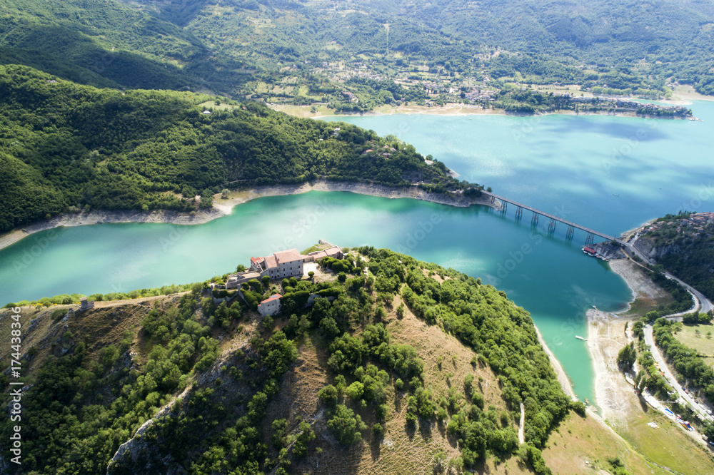 Fototapeta premium Foto aerea del lago del Turano a Rieti. Acqua e tanto verde