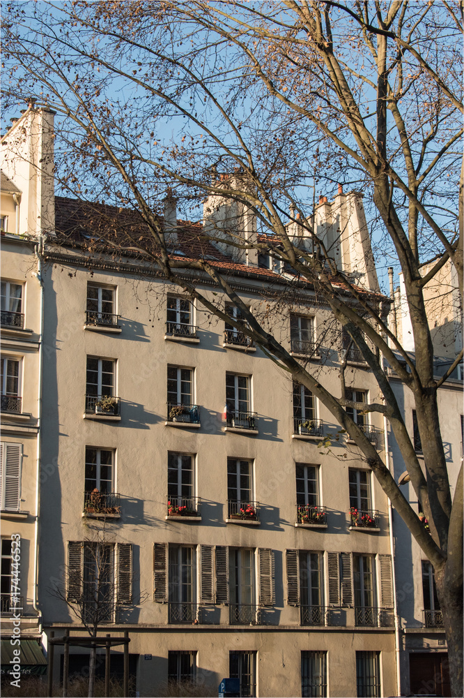 Immeuble typique de Paris, rue des Fossés Saint Bernard 