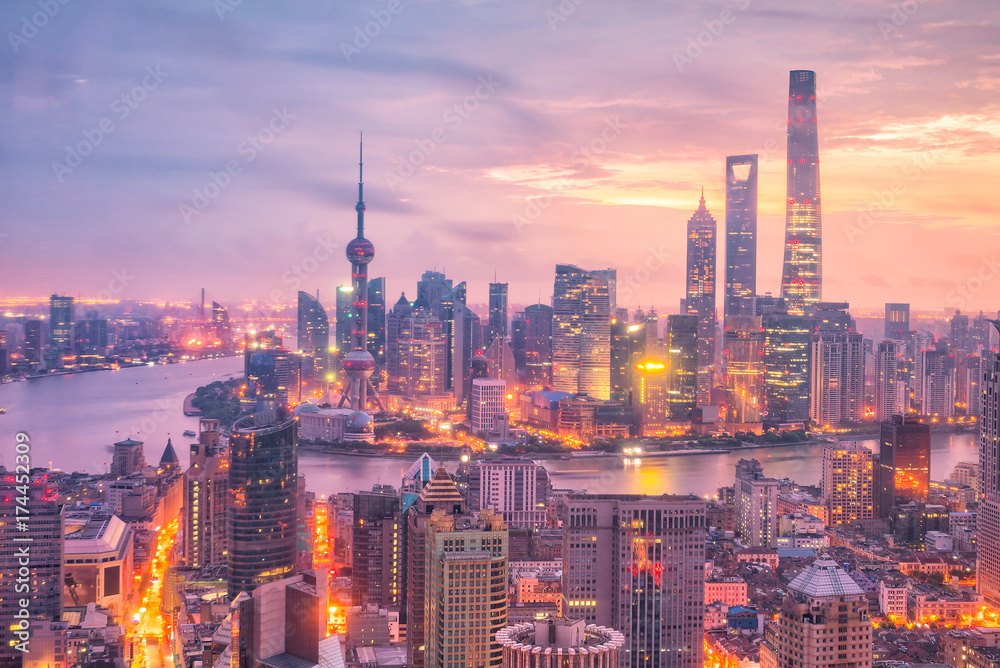 Naklejka premium Widok na panoramę centrum Szanghaju o zmierzchu