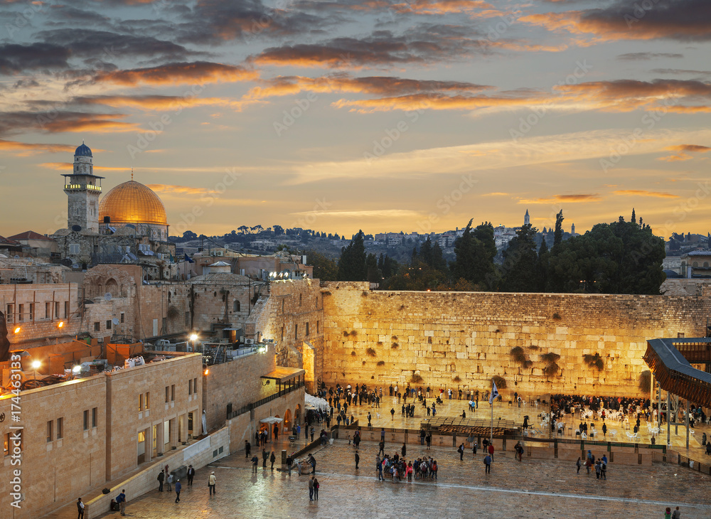 Fototapeta premium Ściana Płaczu i Kopuła na Skale na Starym Mieście w Jerozolimie o zachodzie słońca, Izrael