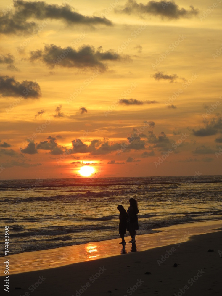 Naklejka premium 夕暮れの海、スリランカ