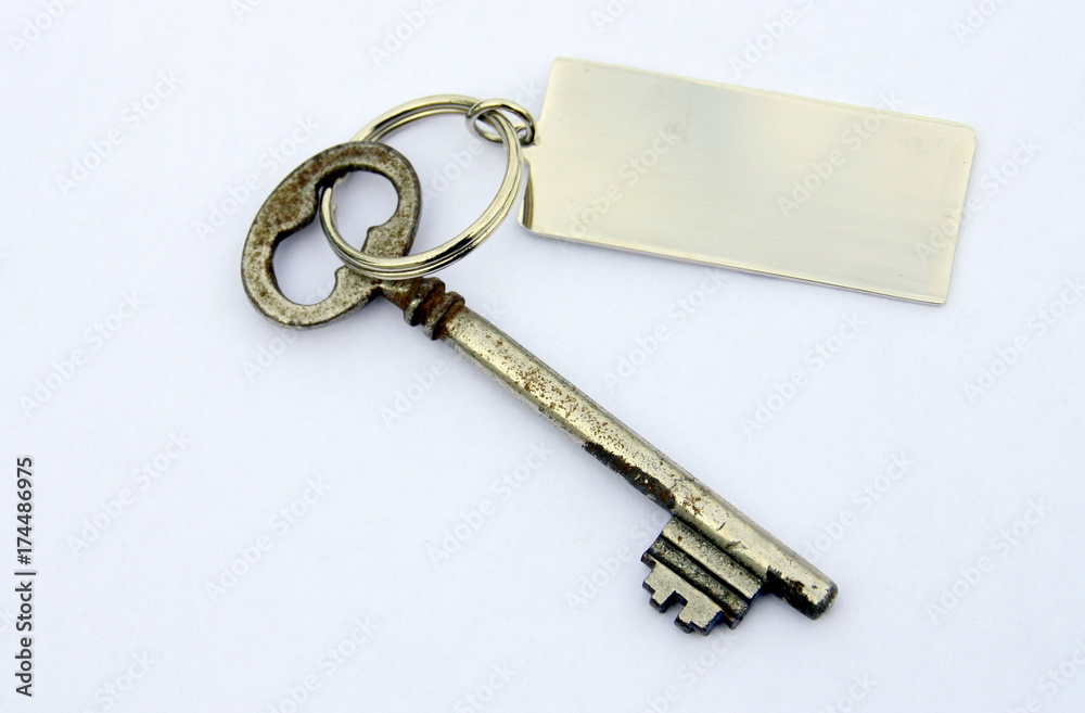 vieille clé et porte clé en fer ,isolé sur fond blanc Stock Photo | Adobe  Stock