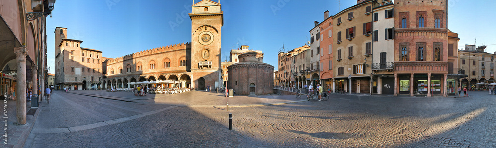 Mantova, piazza delle erbe a 360 gradi