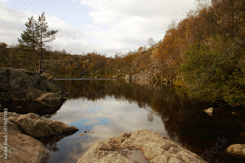 Herbstlicher See in Norwegen