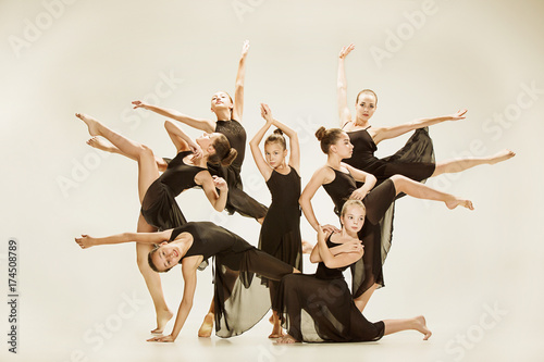 Fototapeta Naklejka Na Ścianę i Meble -  The group of modern ballet dancers