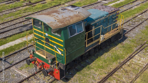 Dettaglio del vagone principale di un vecchio treni merci verde. Il mezzo di trasporto è ora abbandonato nei depositi ferroviari di una vecchia stazione. photo