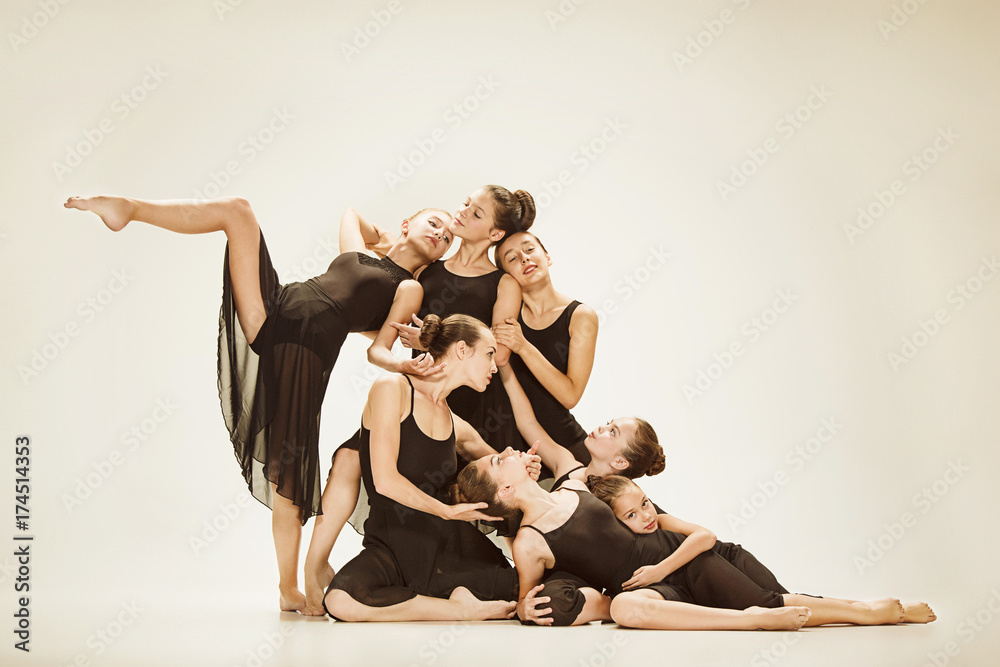 Obraz premium The group of modern ballet dancers