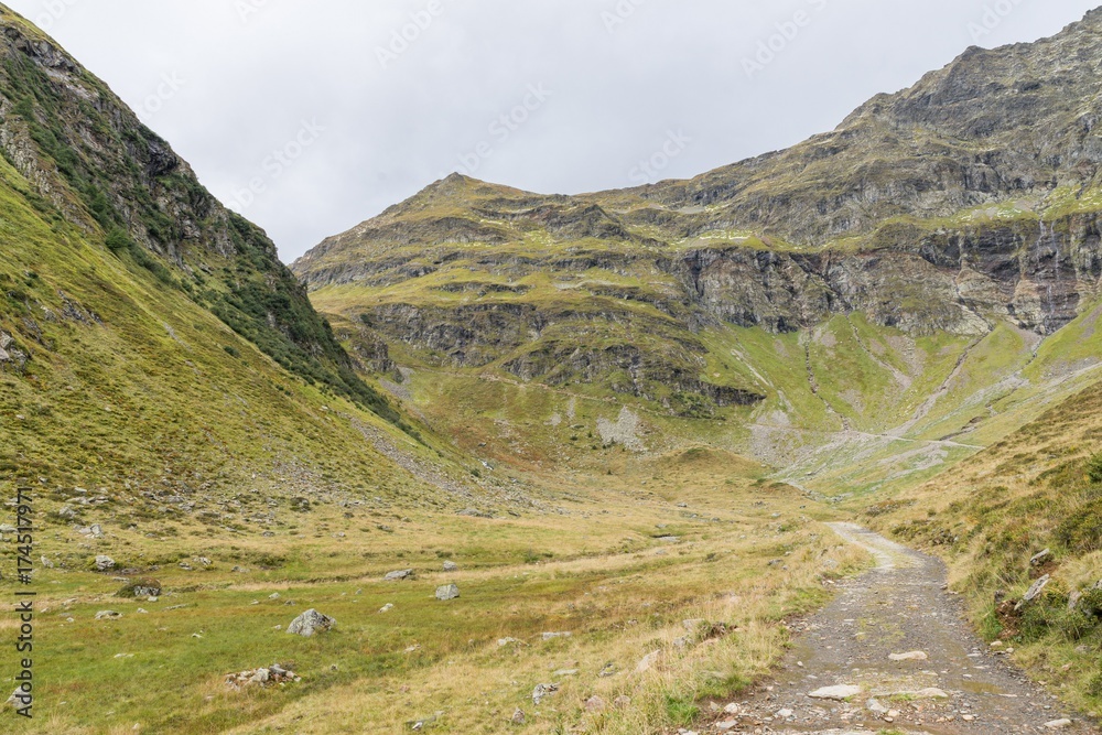Fototapeta premium Göriachtal im Lungau mit Blick auf die Berge, Österreich