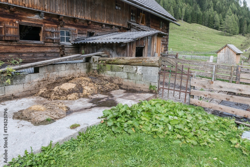 Alter Bauernhof mit Misthaufen in den Bergen, Österreich Alter Bauernhof mit Misthaufen in den Bergen, Österreich