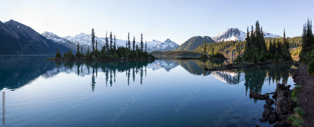 Fototapeta premium Piękny poranny widok na słynne miejsce do wędrówek, jezioro Garibaldi, podczas tętniącego życiem letniego wschodu słońca. Znajduje się w pobliżu Squamish i Whistler, na północ od Vancouver, BC, Kanada.