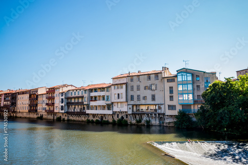 Immeubles sur les bords de la rivière l'Agout à Castres