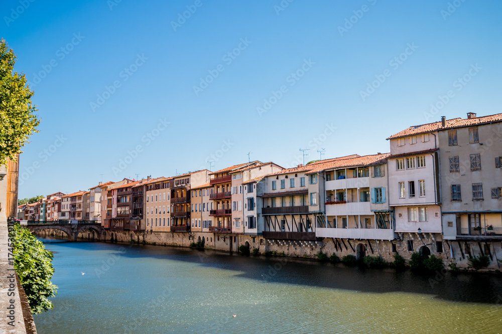 Obraz premium Immeubles sur les bords de la rivière l'Agout à Castres