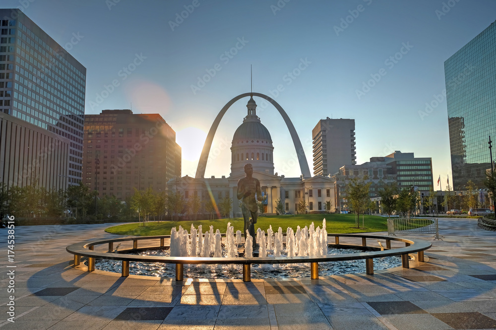Sept. 23, 2017 - St. Louis, Missouri - Kiener Plaza and the Gateway Arch in St. Louis, Missouri.