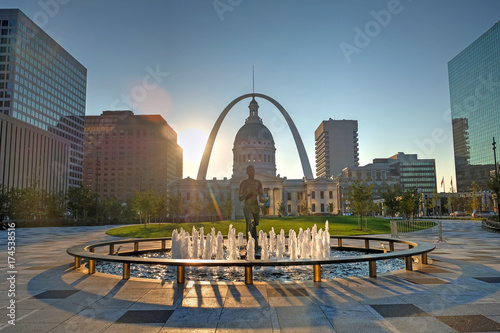 Obraz na płótnie Sept. 23, 2017 - St. Louis, Missouri - Kiener Plaza and the Gateway Arch in St. Louis, Missouri. w salonie