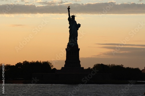 sfondo per cartolina con la Statua della Libert   a New York 