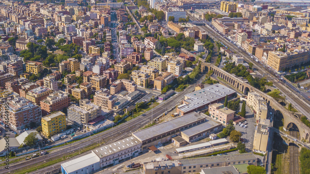 Vista aerea di un tratto di ferrovia italiana che attraversa la città di Roma est tra il quartiere Pigneto e la via Tuscolana. I binari dividono in due la capitale d' Italia.