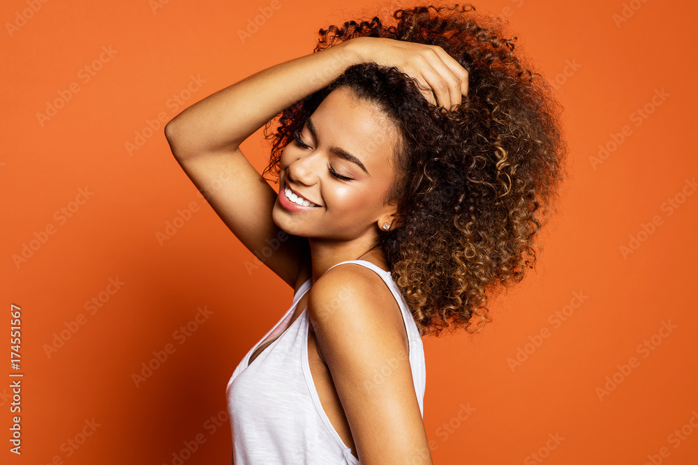 Naklejka premium Portret pięknej African American modelki uśmiechając się