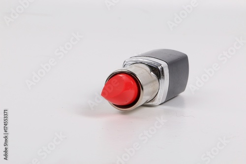 Bild auf Leinwand roter Lippenstift liegt im Studio