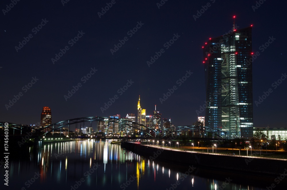 Frankfurt Skyline mit EZB im Vordergrund 