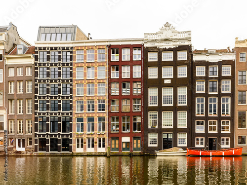 Gracht in Amsterdam mit Häuser