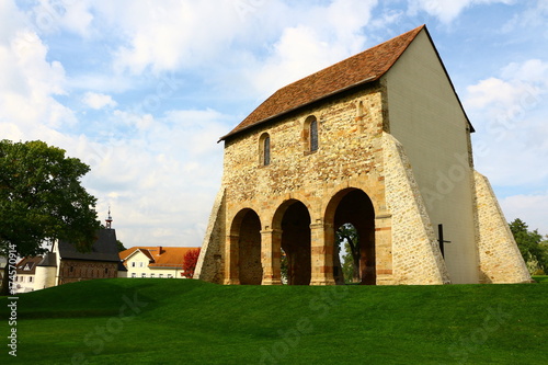 Restkirche und Torhalle (Königshalle) auf dem Klostergelände der UNESCO-Welterbestätte Kloster Lorsch in Südhessen photo