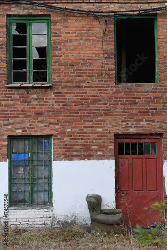 fachada casa en abandono