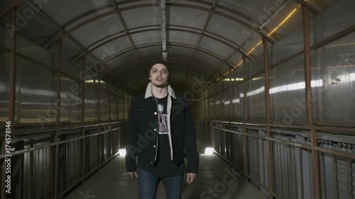 Wallpaper Mural Young rapper goes forward in the overhead passage and reads rap Torontodigital.ca