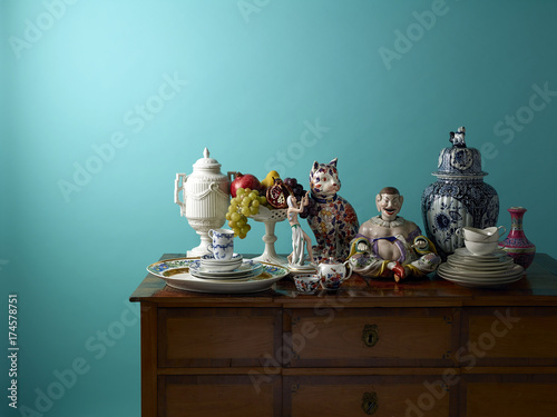 Kitschiges Porzellan auf Sideboard photo