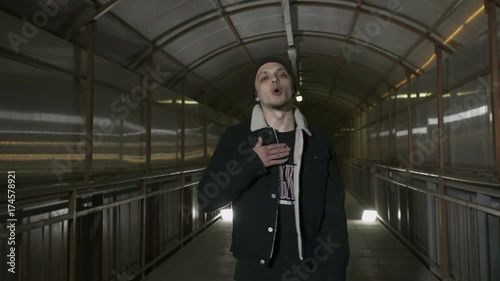 Wallpaper Mural Guy sings and gesticulates in the overhead passage Torontodigital.ca