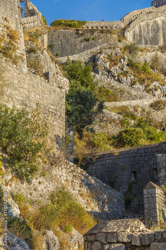 разрушенные стены старой крепости на горе в Котор 