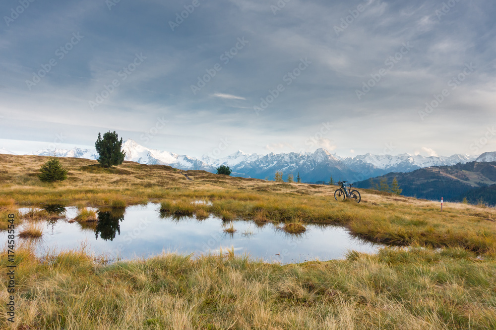 Mountainbike am Bergsee in den Alpen