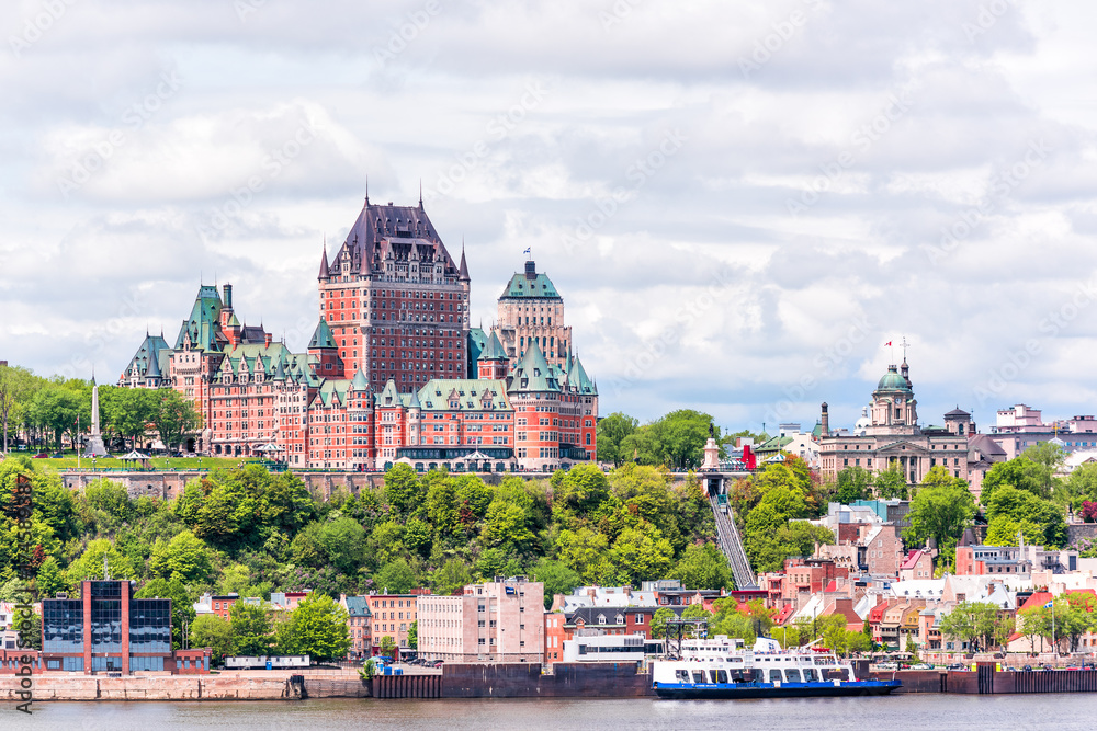 Obraz premium Widok z miasta Levis na panoramę miasta i panoramę miasta Quebec w Kanadzie z rzeką Świętego Wawrzyńca i łodziami wycieczkowymi, kolejką linową