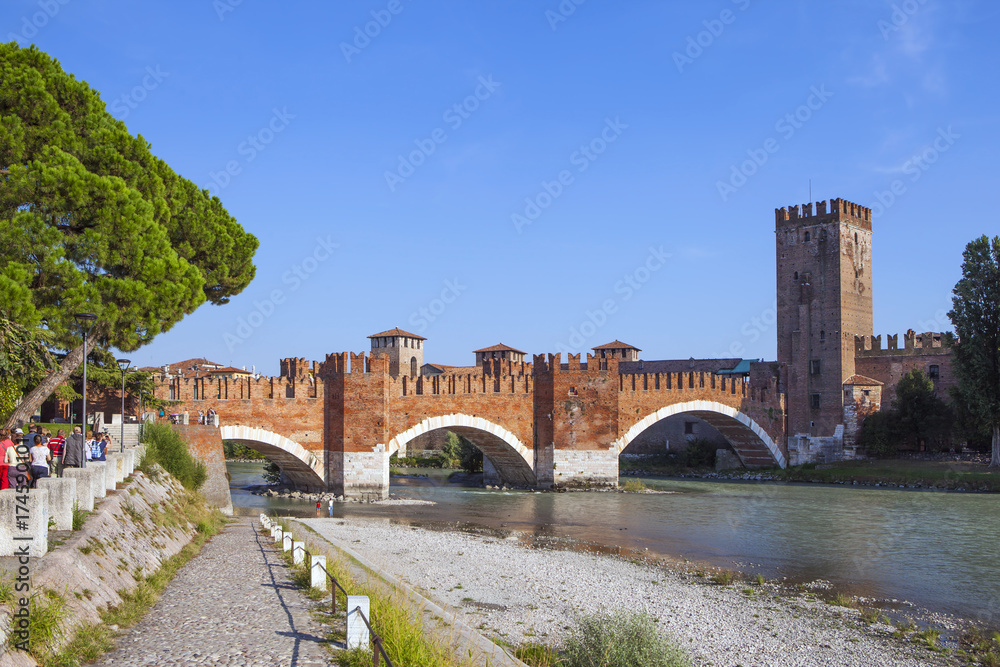 Мост Скалигеров через реку Адидже и замок Кастельвеккио, Верона, Италия