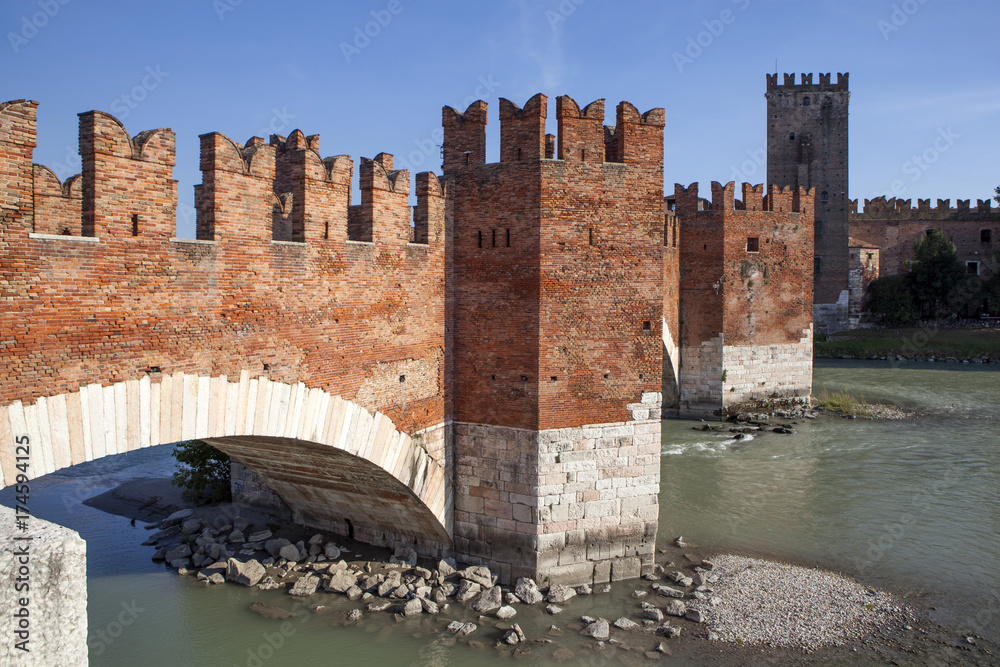 Мост Скалигеров через реку Адидже. Верона, Италия