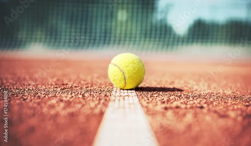 Obraz Piłka tenisowa na korcie tenisowym. Sport, koncepcja rekreacji