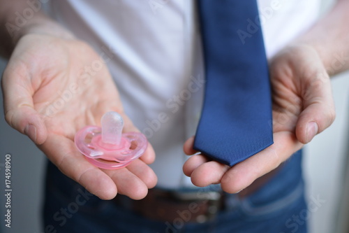 Mann vor der Entscheidung: Elternzeit oder Karriere?