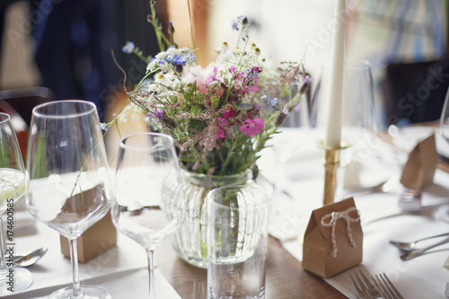 festliche Tafel mit Blumen