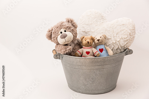 Fotografija Ositos de peluche en barreño antiguo.