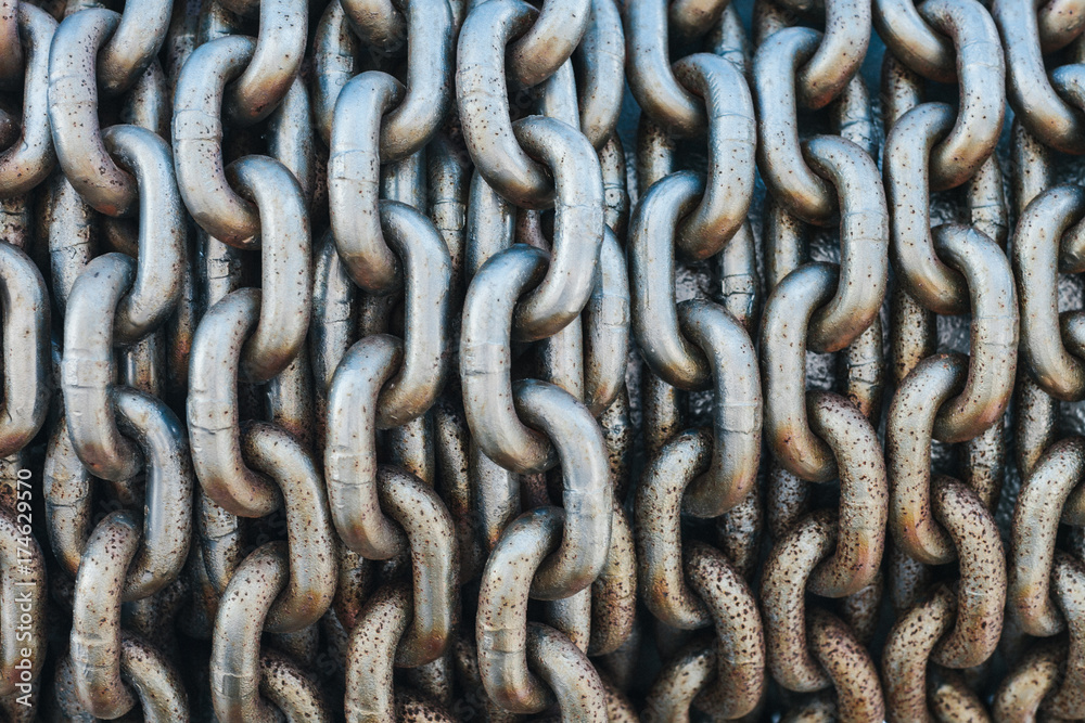 © Zocky/Stocksy - chain