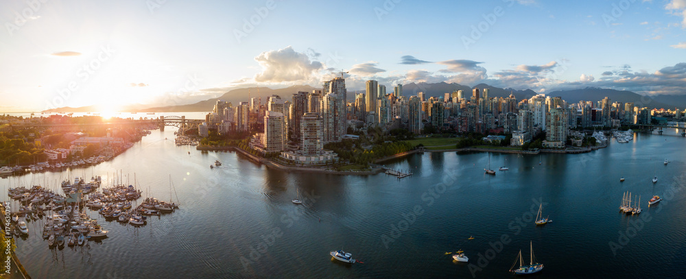 Naklejka premium Aerial Panorama of Downtown City w False Creek, Vancouver, British Columbia, Kanada. Zrobione podczas jasnego zachodu słońca.